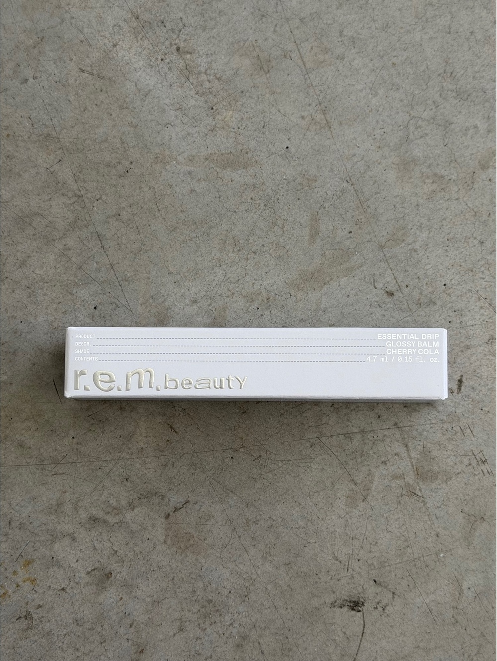 r.e.m. beauty / Essential Drip Glossy Balm / Cherry Cola
